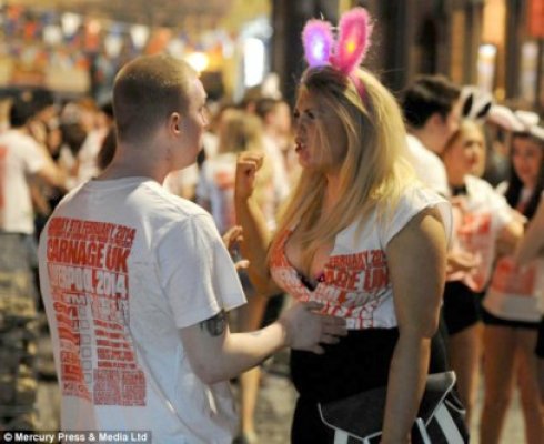 Dezmăţ la Liverpool: tinerii englezi au băut până au căzut laţi